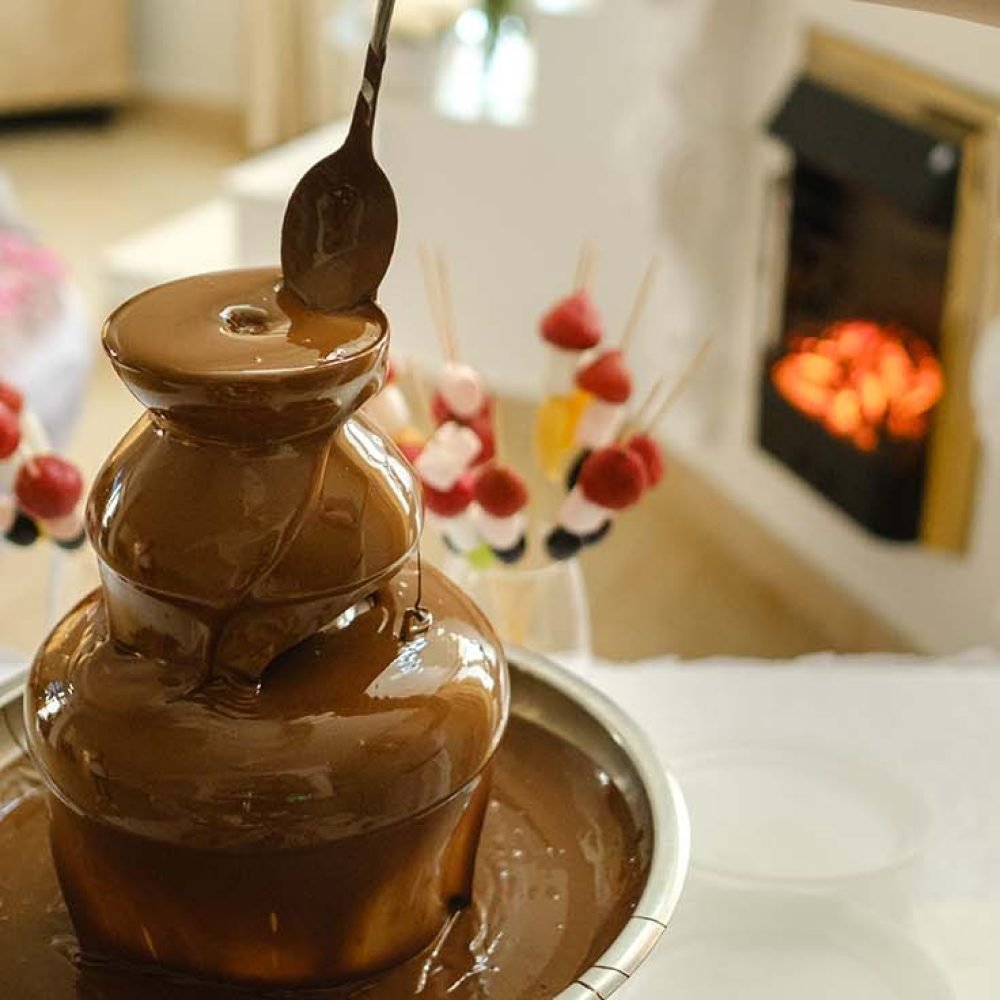 How to Hire a Chocolate Fountain That Guests Will Never Forget featured